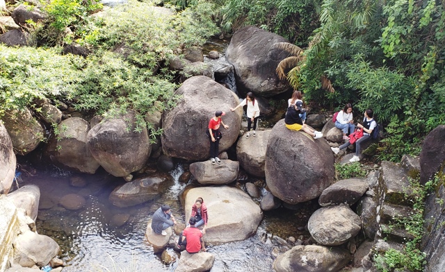 “Backpackers at the foot of the pass