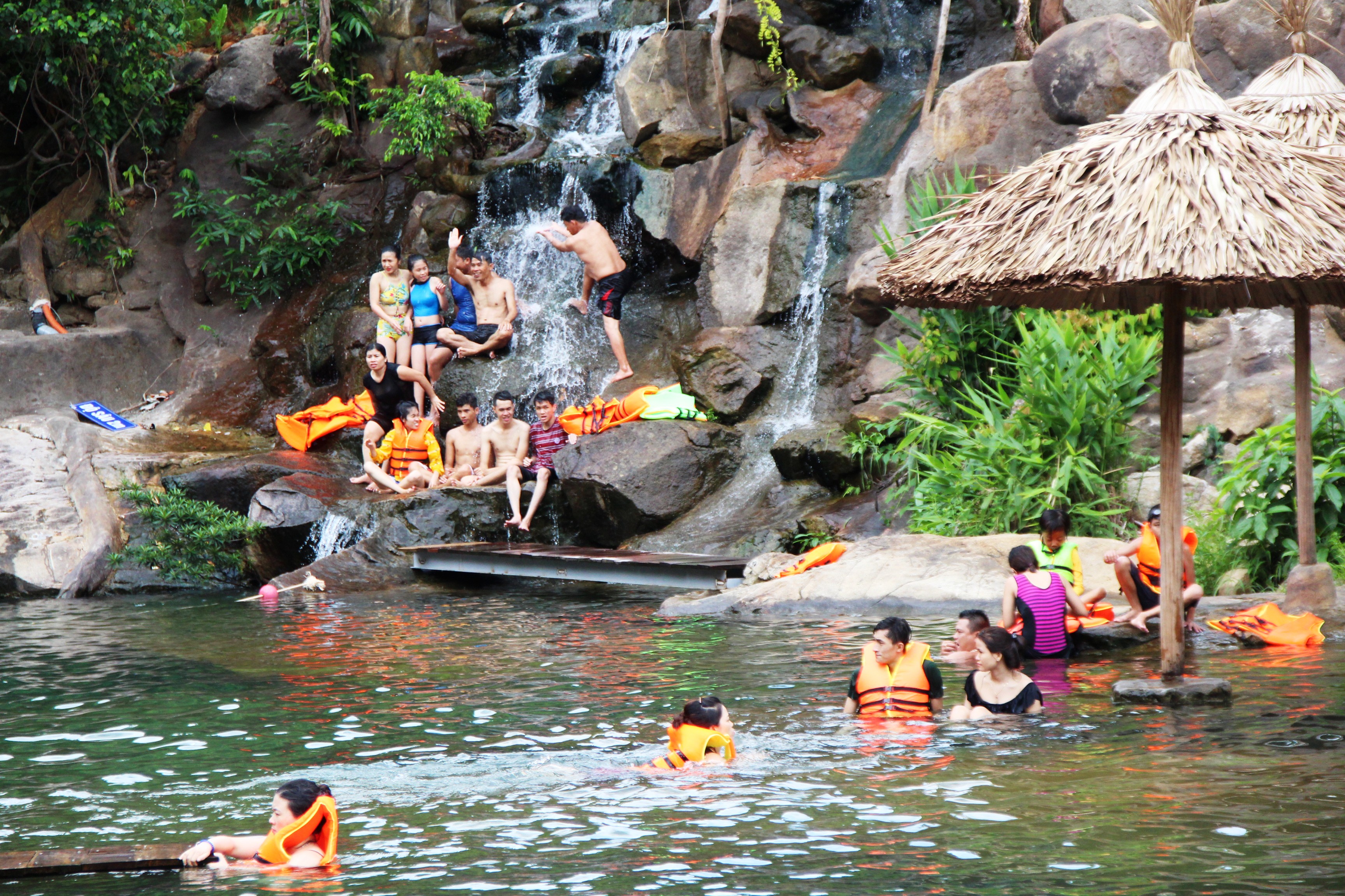 Du lịch tìm cách vượt khó thời dịch COVID - 19