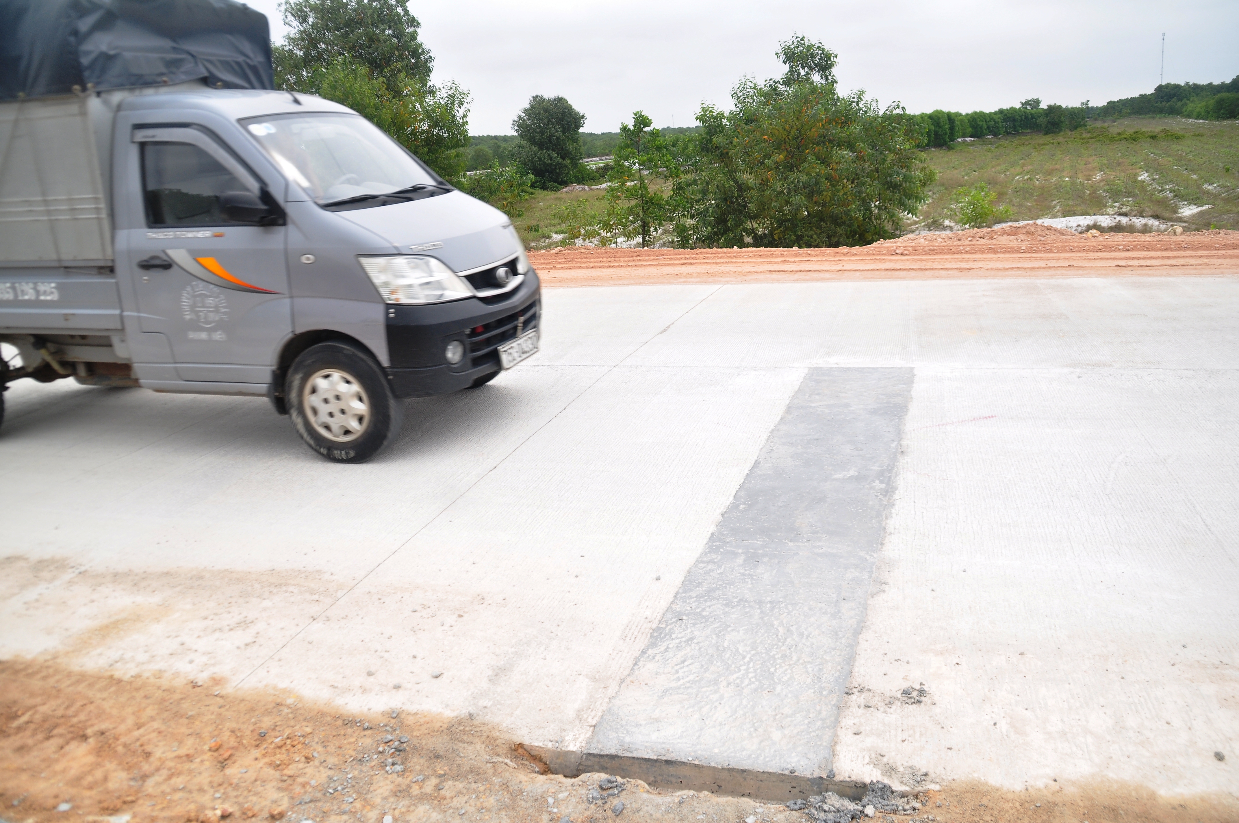 Sửa chữa các vết nứt trên mặt đường cứu hộ - cứu nạn Phong Điền - Điền Lộc