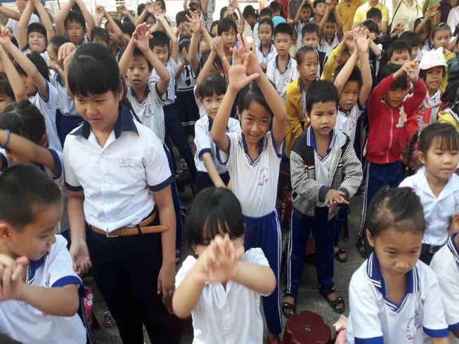 Cách giúp người lớn và trẻ em vượt qua sự căng thẳng COVID-19