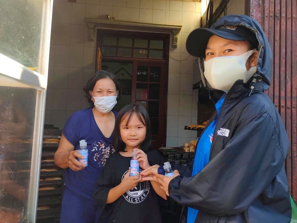 Phát tặng 500 chai dung dịch sát khuẩn cho người dân để phòng dịch