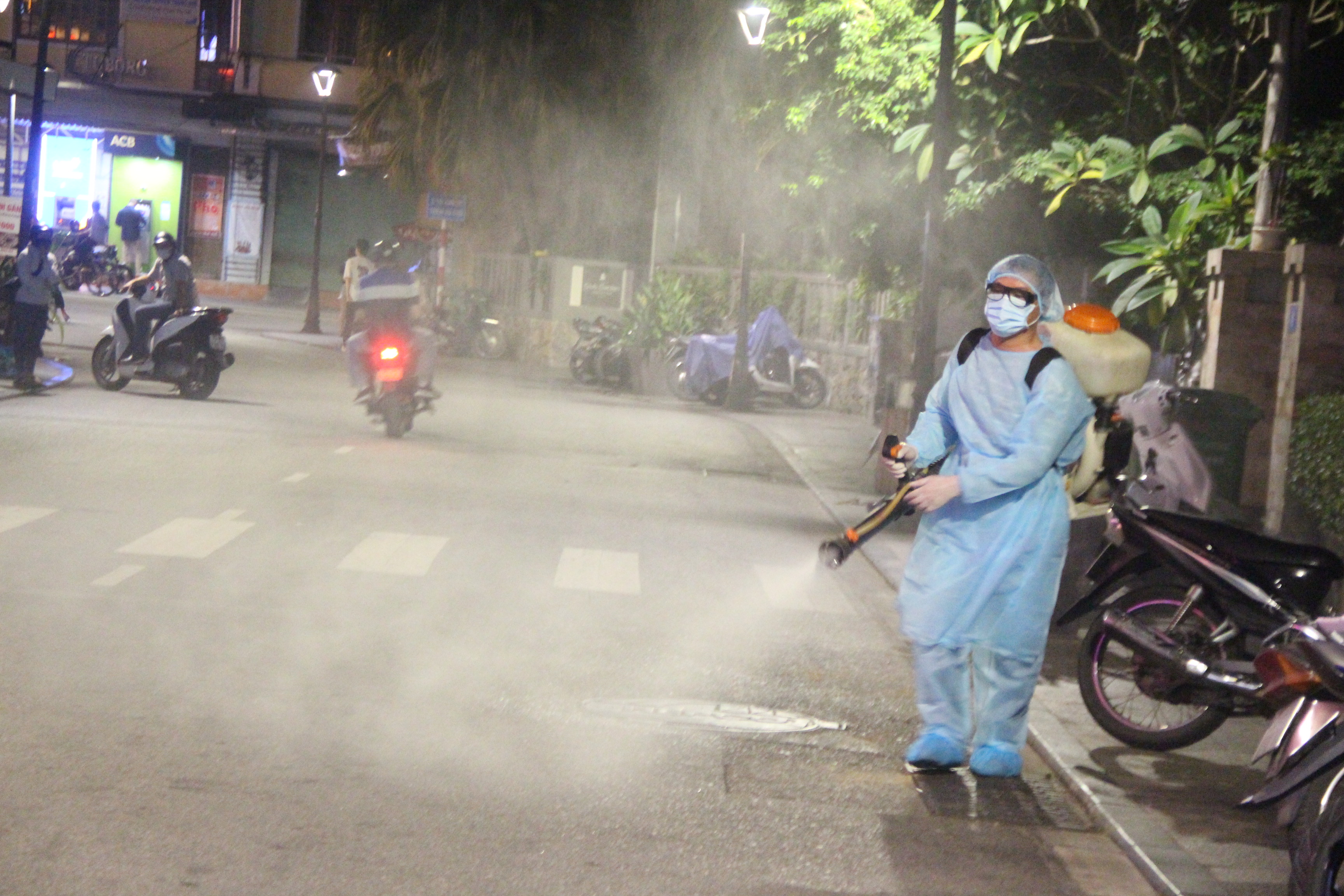 Tiến hành tiêu độc khử trùng khu vực phố Tây