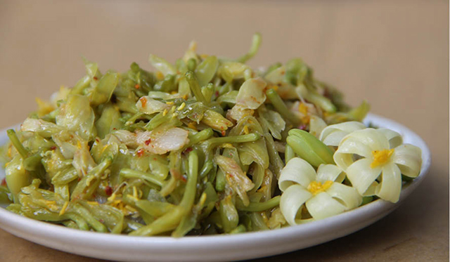A nostalgia for papaya flowers fried with garlic