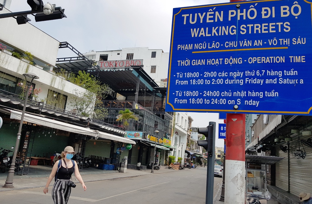 Cuộc sống phố Tây ngày thứ 3 sau khi phát hiện ca nhiễm COVID-19