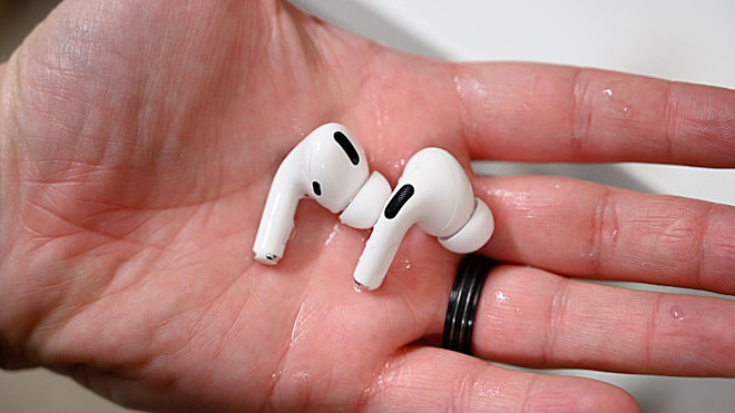 Khử trùng tai nghe, đồng hồ thông minh đúng cách