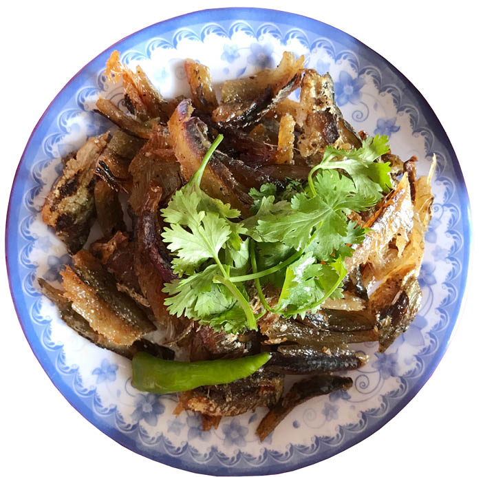 Hao cơm với cá trích nướng rim ngọt