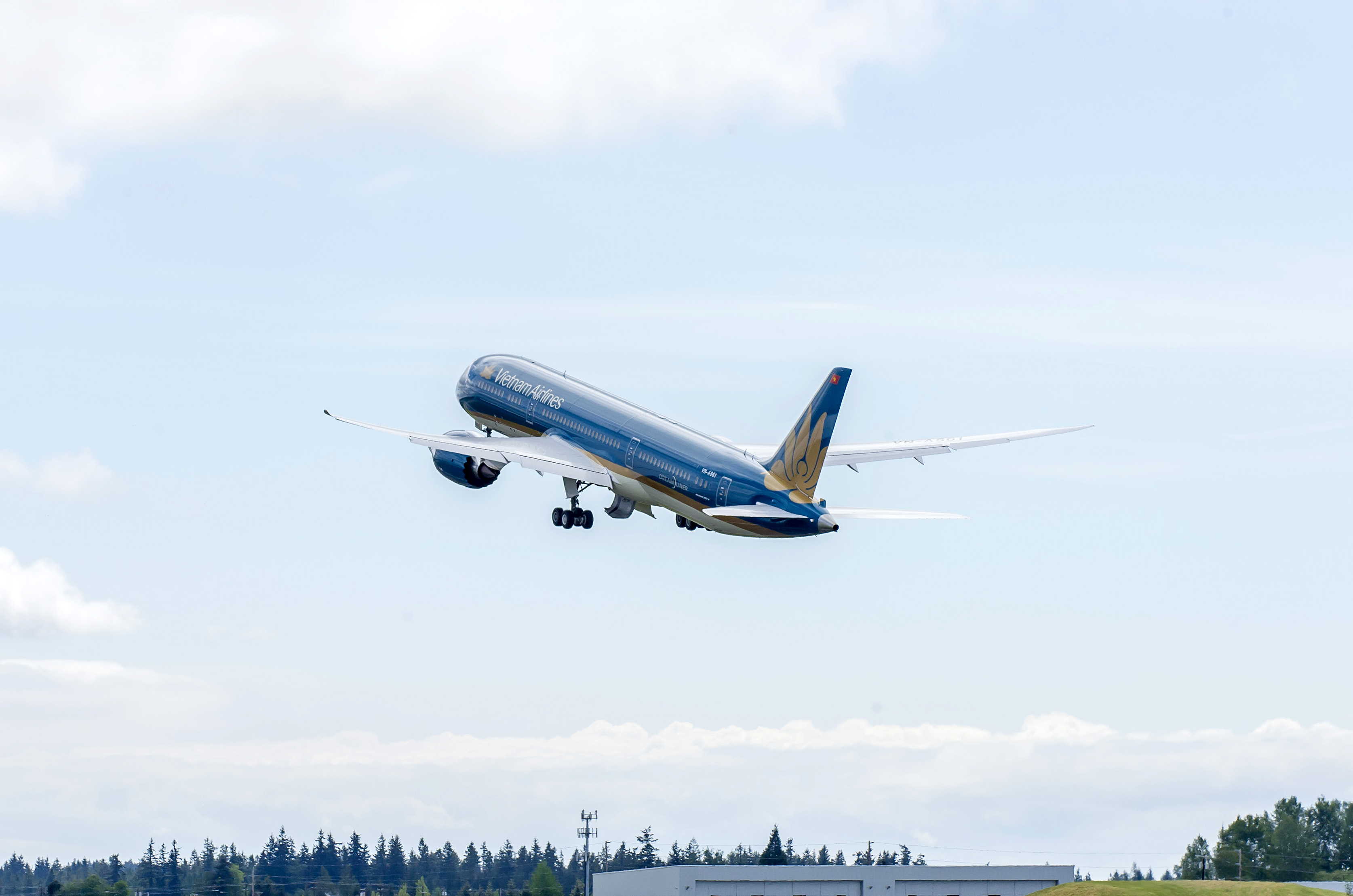 Một tiếp viên trở về từ Anh dương tính với Covid-19