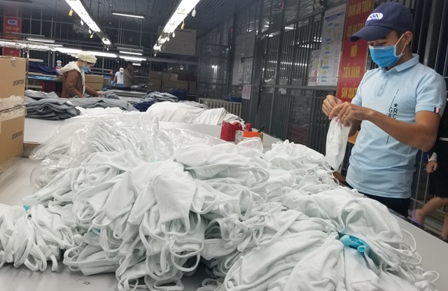 Dệt may Huế sản xuất trên 60 000 khẩu trang vải kháng khuẩn ngày phòng chống dịch COVID-19