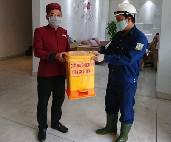 Đặt thùng rác, thu gom rác y tế và phun khử trùng các điểm cách ly phòng dịch COVID-19