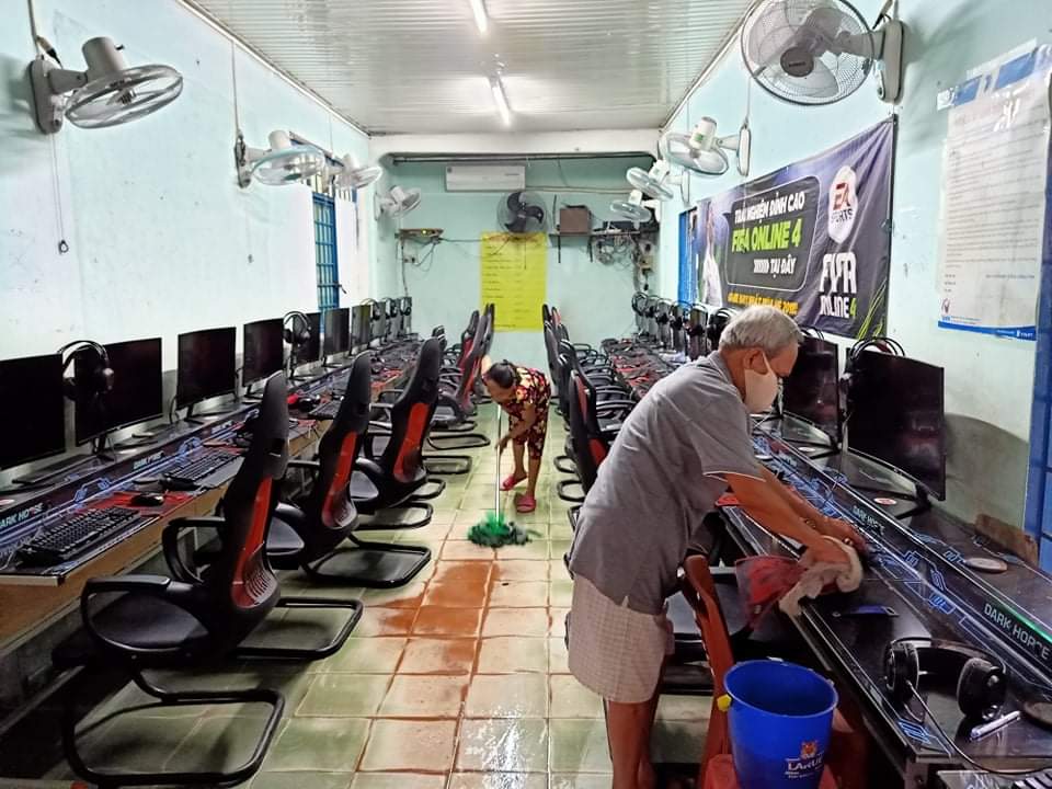 Đại lý chấp hành việc đóng cửa internet công cộng, game online