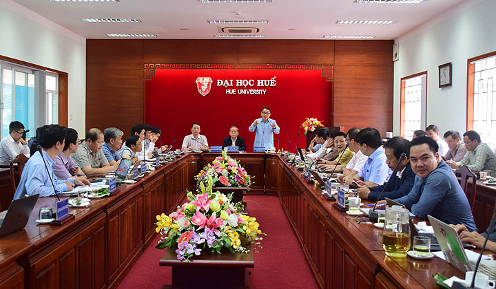 Chairman Phan Ngoc Tho having working session with Hue University to develop IT human resources