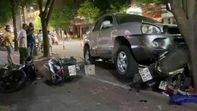 Truy tìm chủ ô tô 30N- 4823 gây tai nạn liên hoàn rồi bỏ trốn