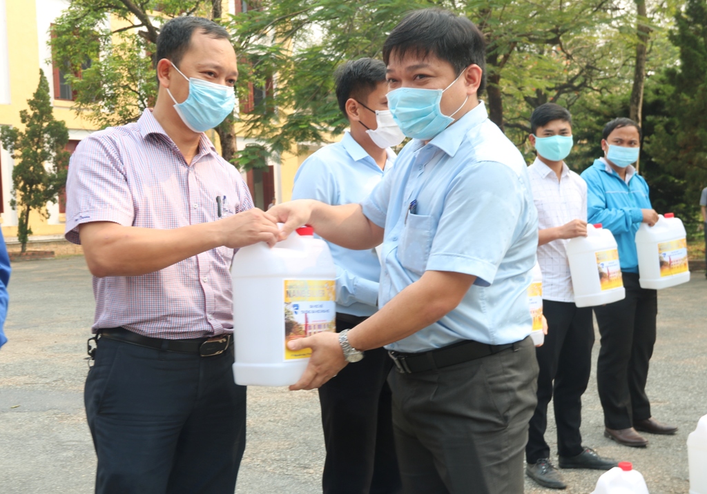 Trao tặng 140 lít dung dịch rửa tay khô cho các địa phương, đơn vị