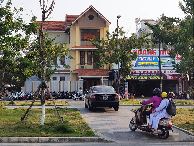 Xe cộ vô tư băng ngang công viên đi bộ