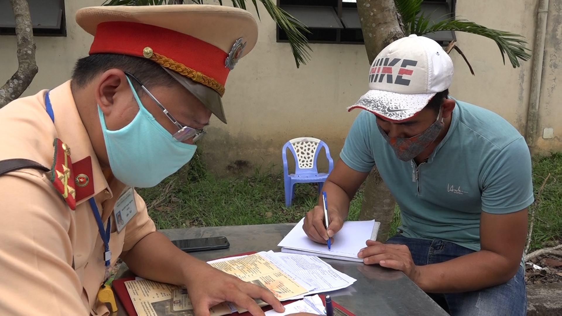 Chở quá tải trọng, lái xe cố thủ trong ca bin