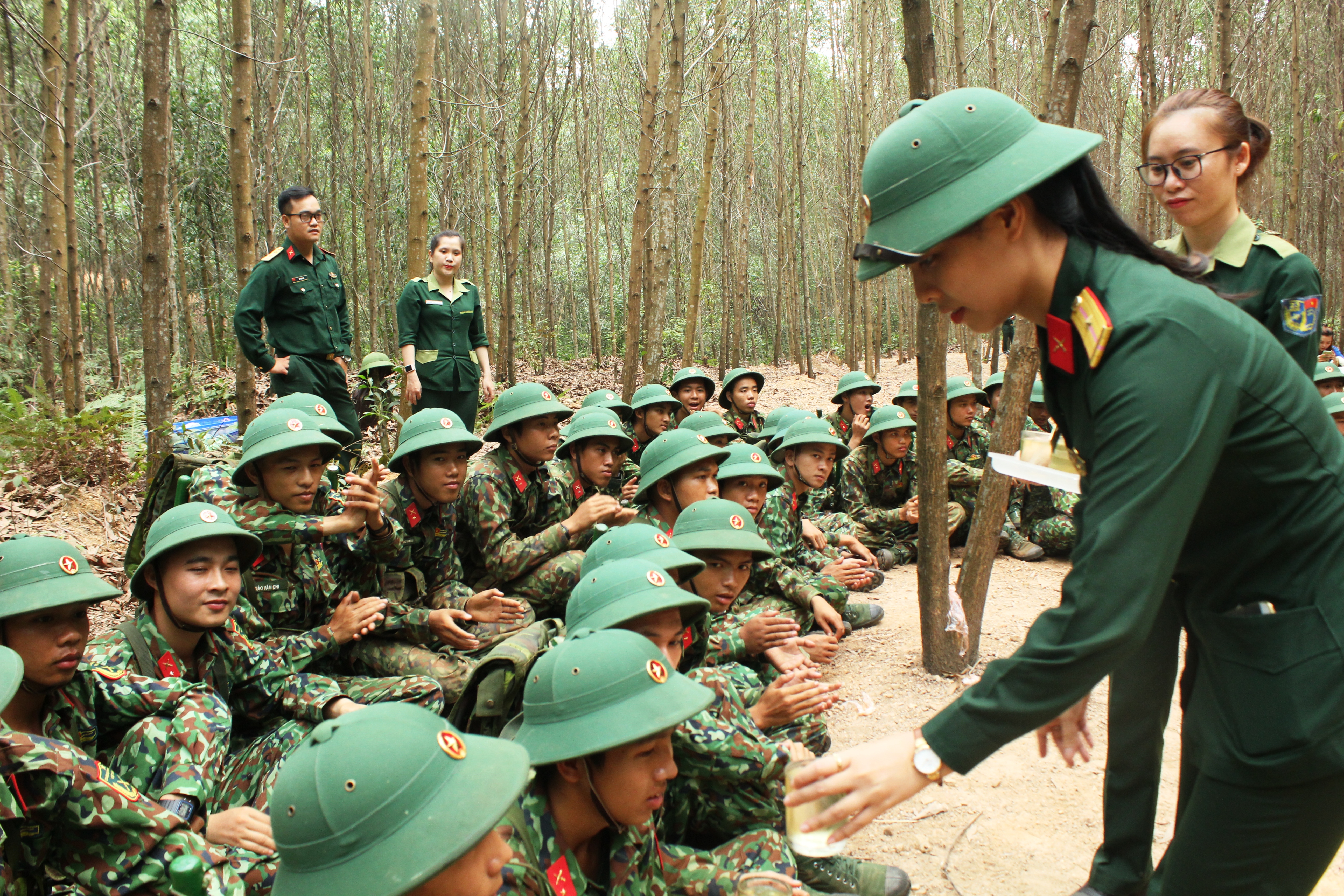 Tiếp sức cho chiến sĩ mới trong những ngày huấn luyện