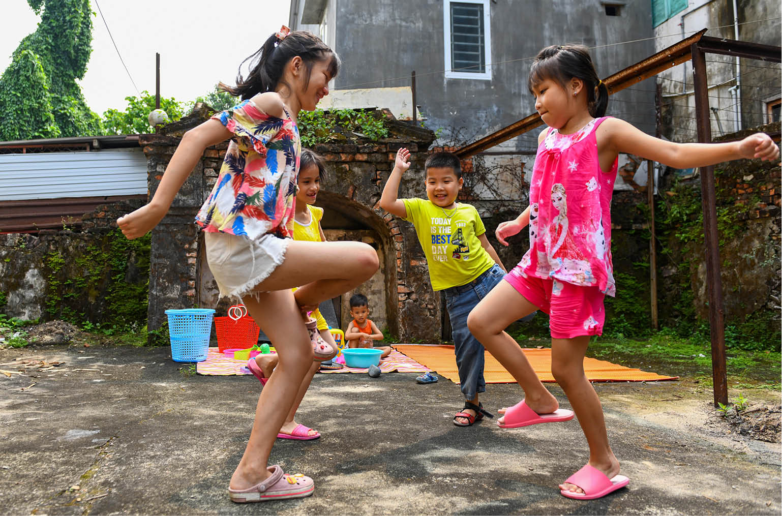 Để trẻ không buồn chán do đợt nghỉ dài thời… Cô-vít