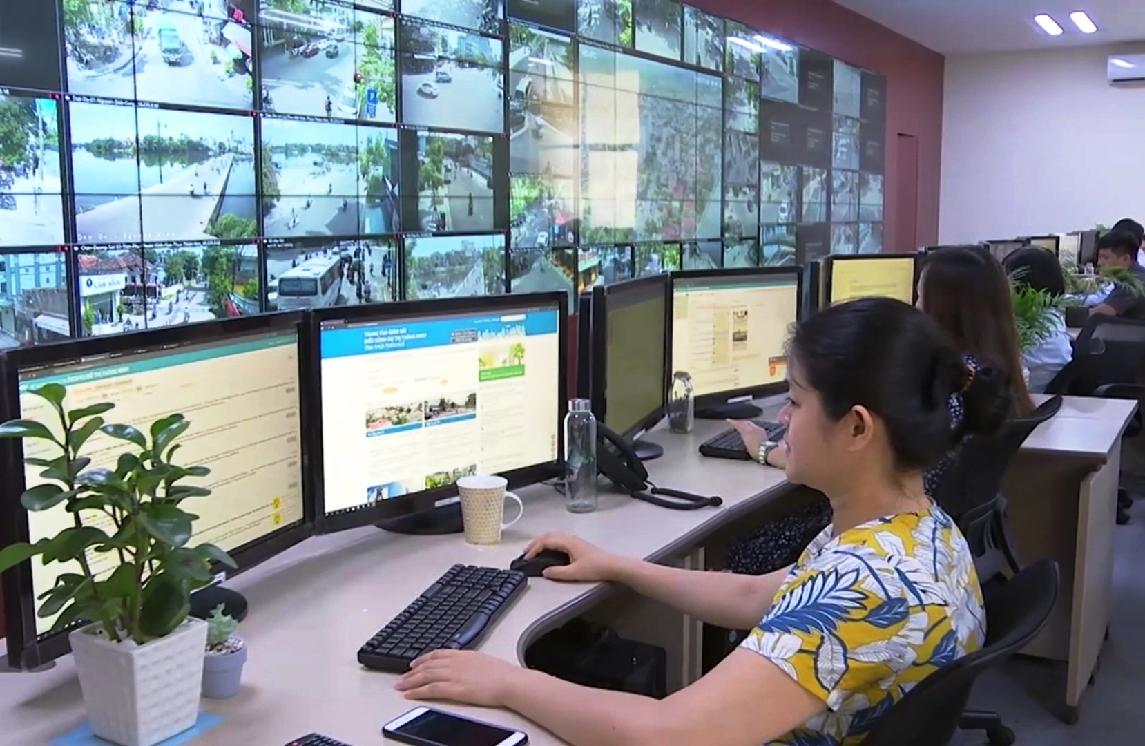 Cài đặt ứng dụng thông tin, chung tay chống dịch COVID-19