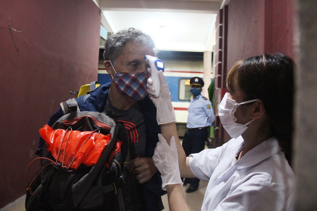 Trắng đêm… “canh” dịch