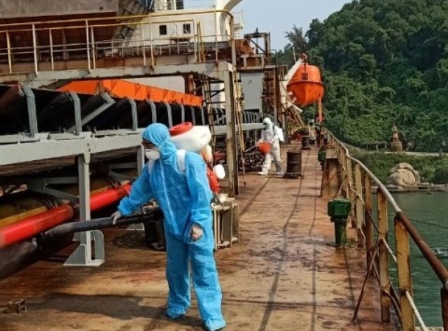 Kiểm tra y tế 23 thuyền viên tại cảng Chân Mây