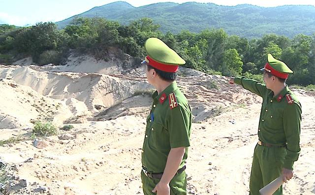 Phú Lộc ngăn chặn khai thác cát ven biển