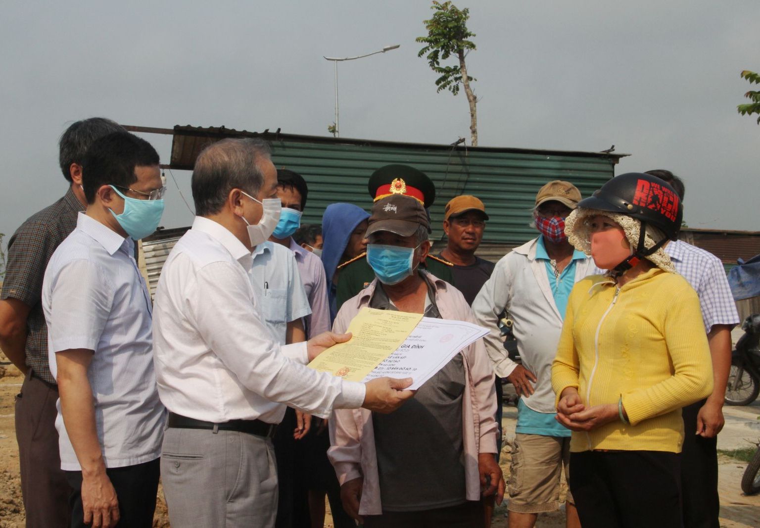 Chủ tịch UBND tỉnh Phan Ngọc Thọ trao giấy phép xây dựng và thị sát tiến độ xây nhà cho hộ nghèo