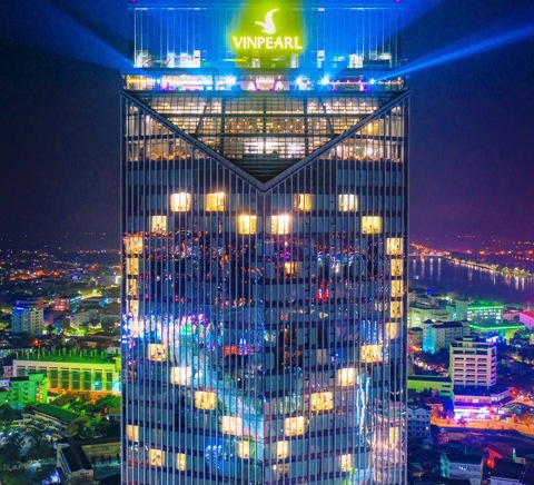 Vinpearl Hotel Hue lights up a heart-shaped symbol to cheer the fight against the COVID - 19