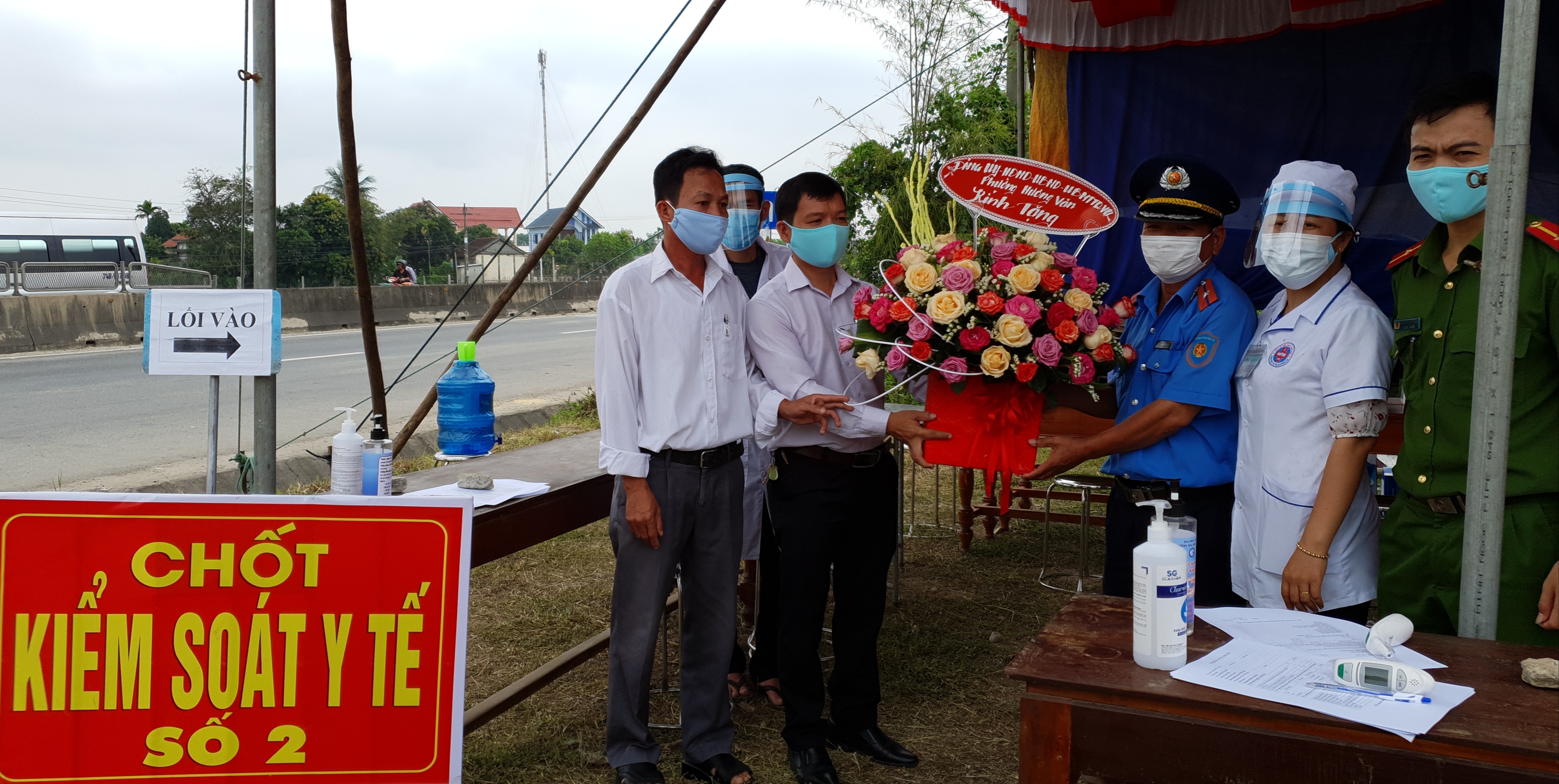 Người dân tiếp sức cho lực lượng phòng chống dịch