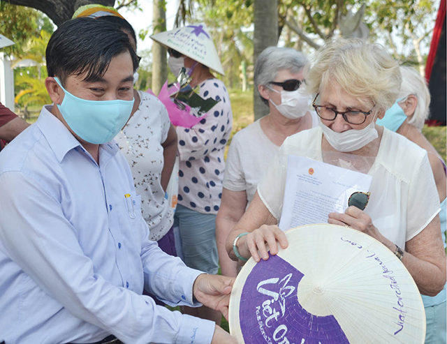 Còn một khách cũng phục vụ