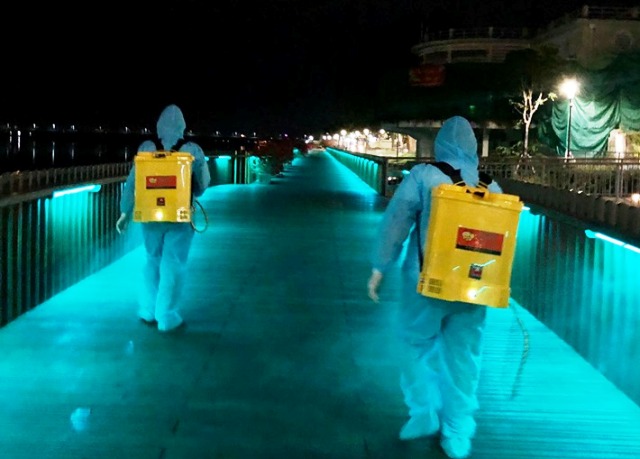 Khử khuẩn cầu đi bộ gỗ lim dọc sông Hương