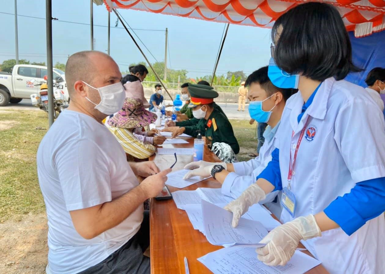 Áo xanh tiếp sức chống dịch