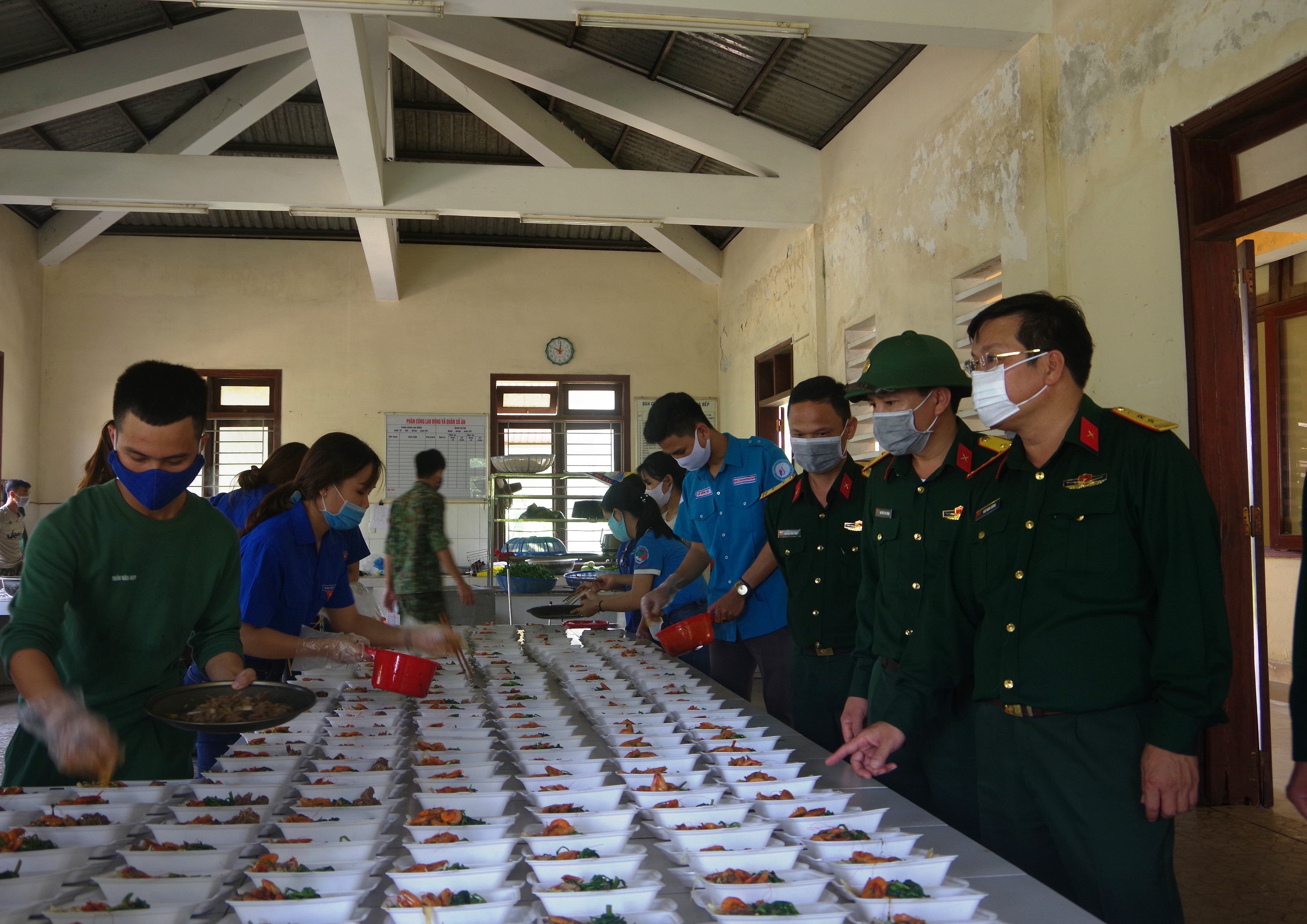 Động viên cán bộ chiến sĩ làm nhiệm vụ tại các khu cách ly