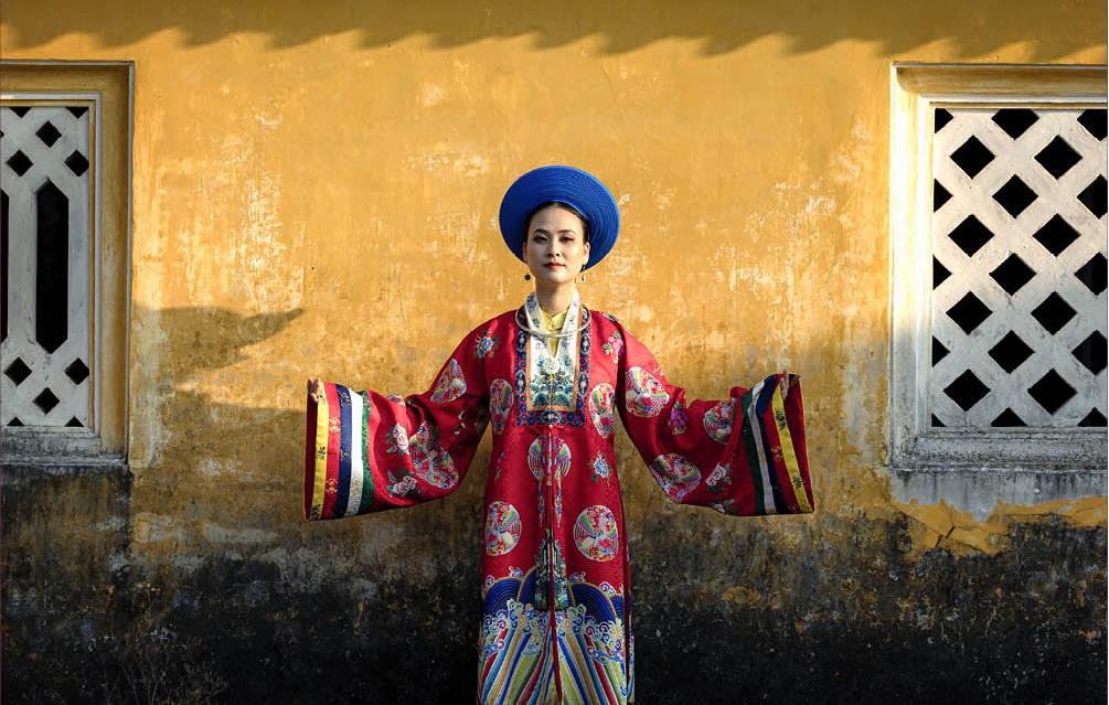 Giữ áo dài Nhật Bình cho Huế