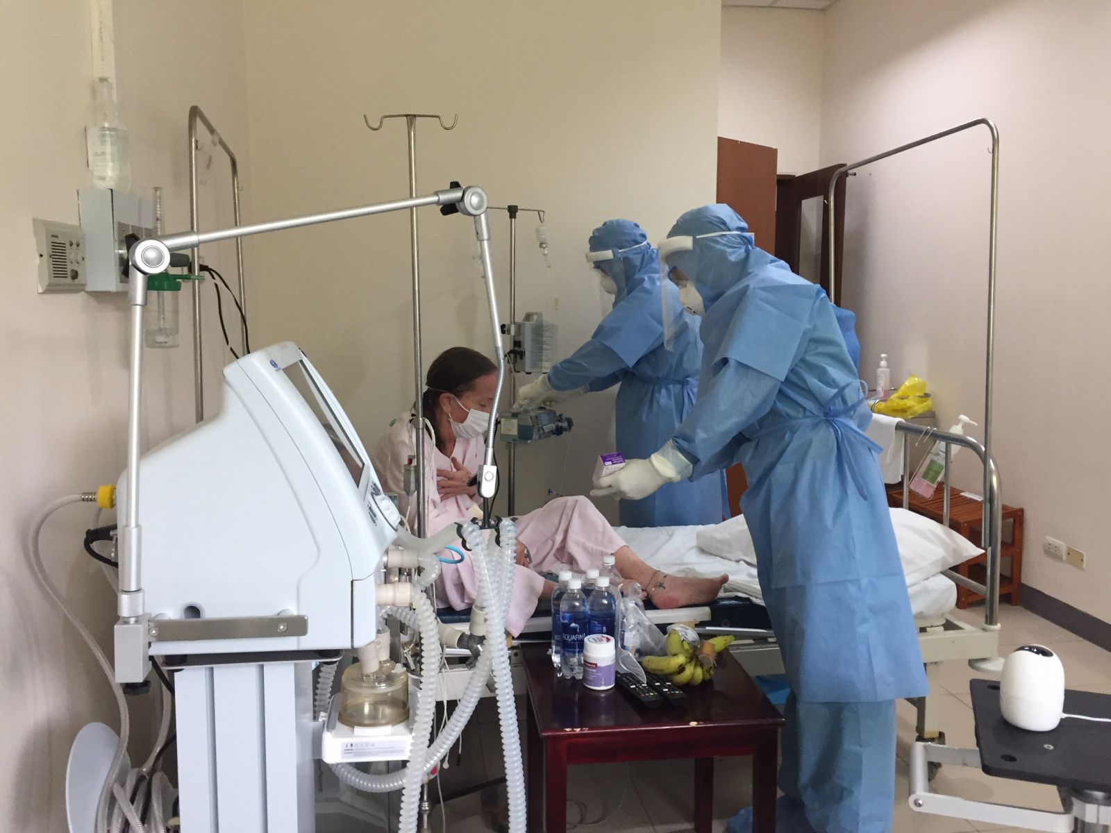 Đóng quán cà phê, kêu gọi người dân hạn chế tối đa ra khỏi nhà