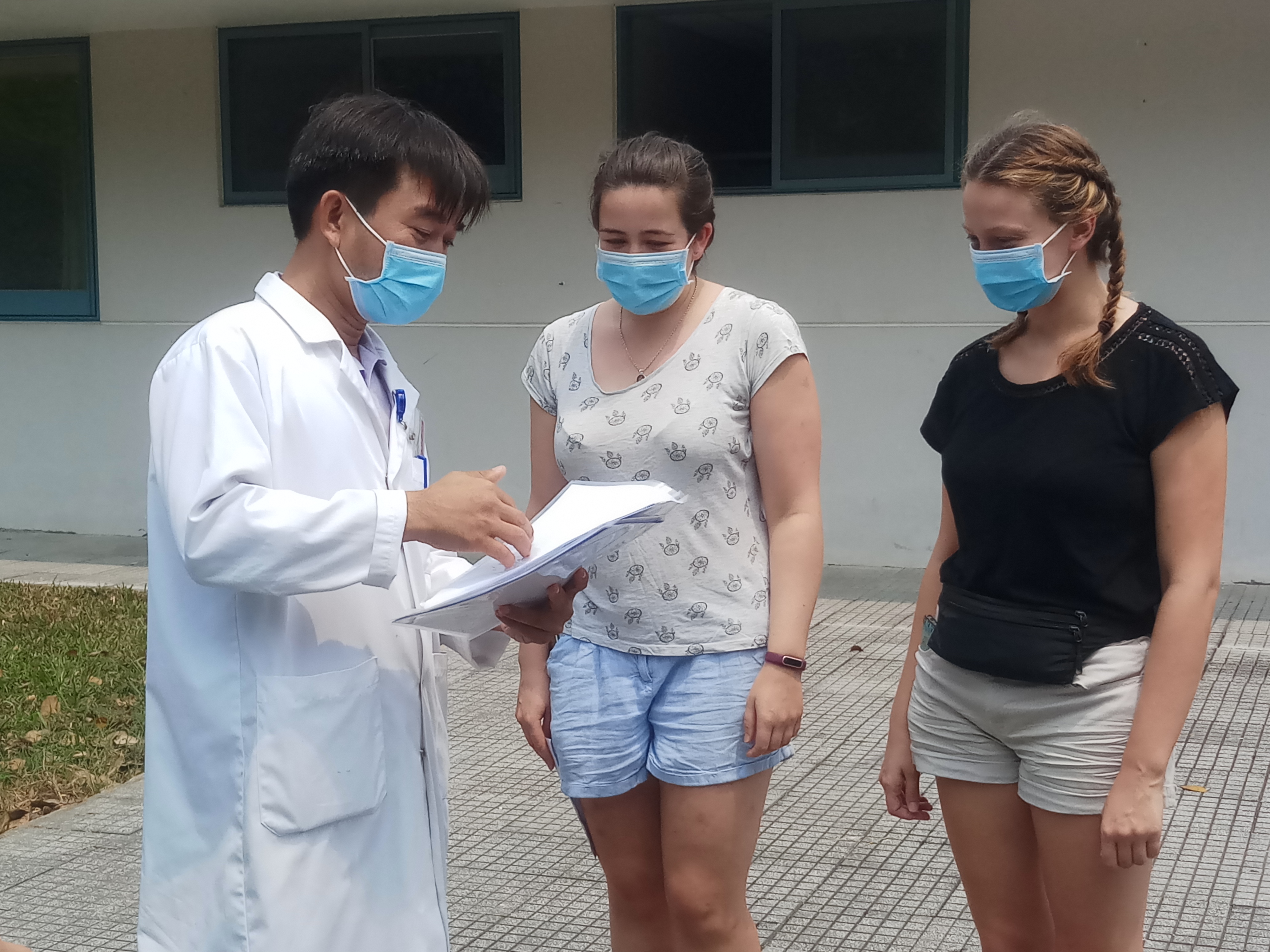2 trường hợp âm tính COVID-19 được xuất viện