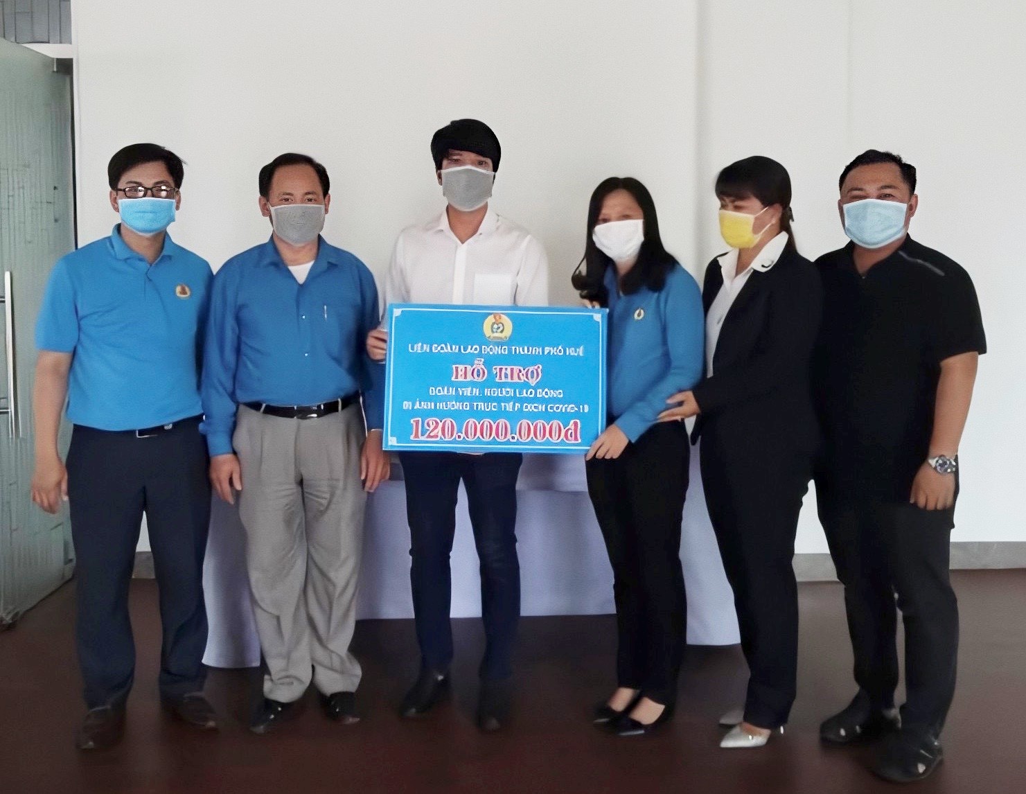 Trao 240 suất quà cho đoàn viên công đoàn khó khăn do ảnh hưởng dịch COVID - 19