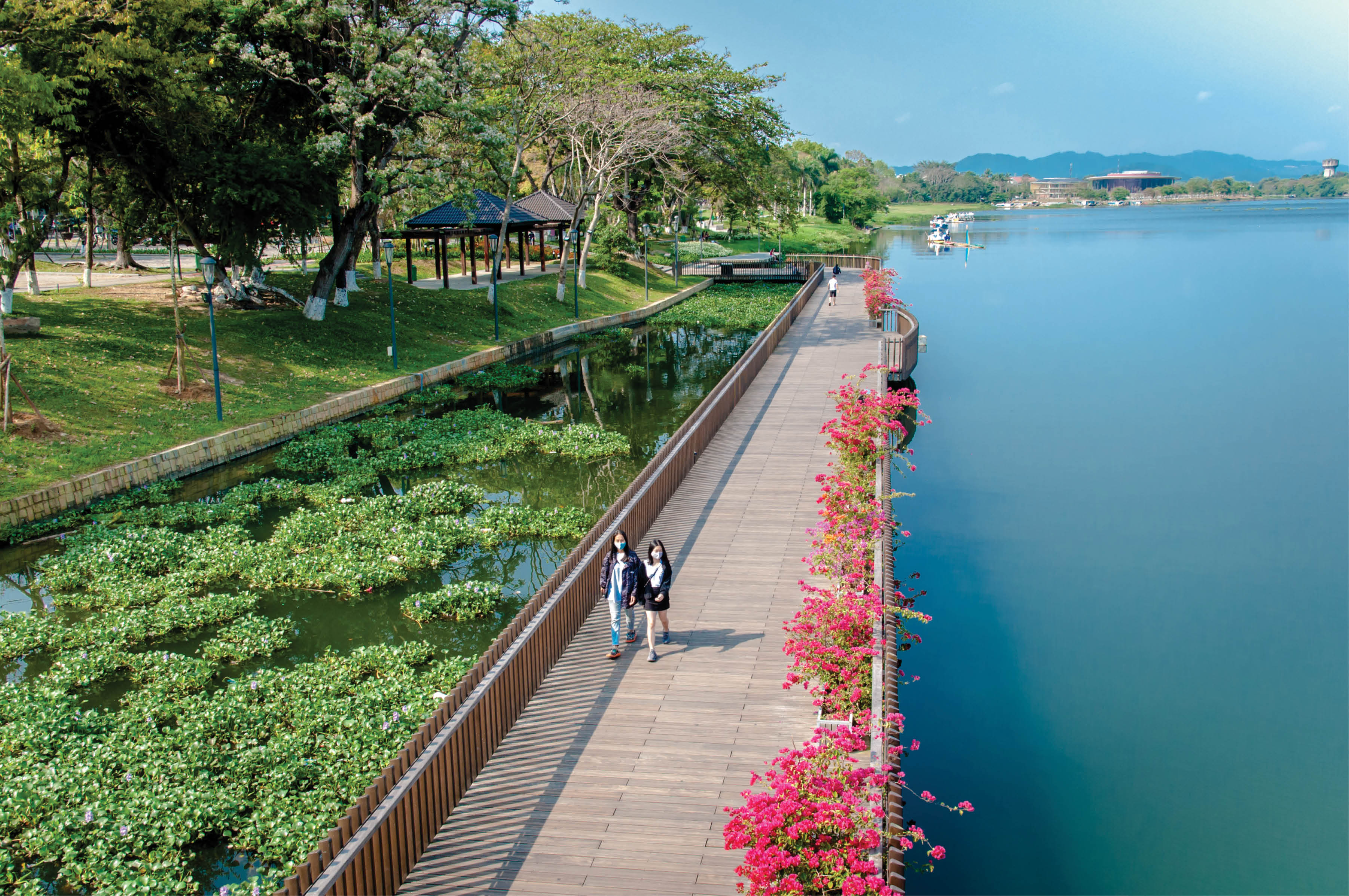 The Huong river banks in COVID-19 pandemic season