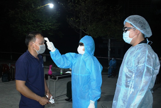 Tiếp đón thêm 704 công dân từ Lào về