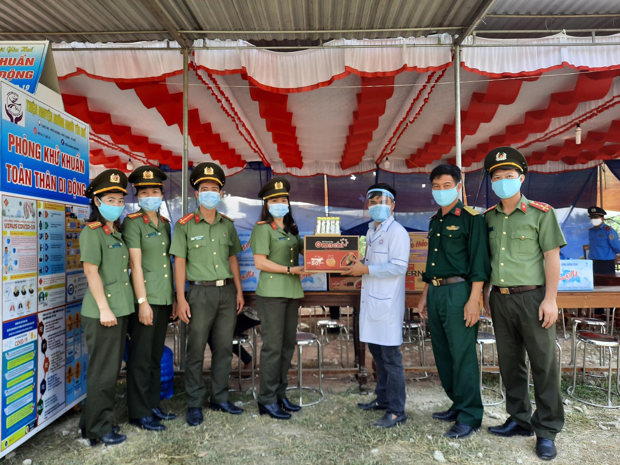 Tặng nhu yếu phẩm cho lực lượng làm việc tại các chốt kiểm dịch