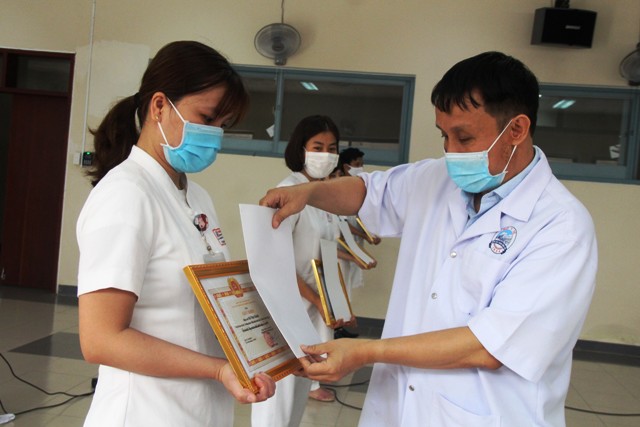 Tặng giấy khen cho y bác sĩ điều trị bệnh nhân nhiễm COVID-19