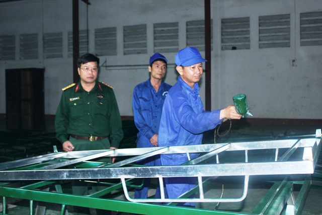 Đóng mới hàng trăm chiếc giường tầng nhằm phục vụ công dân về cách ly