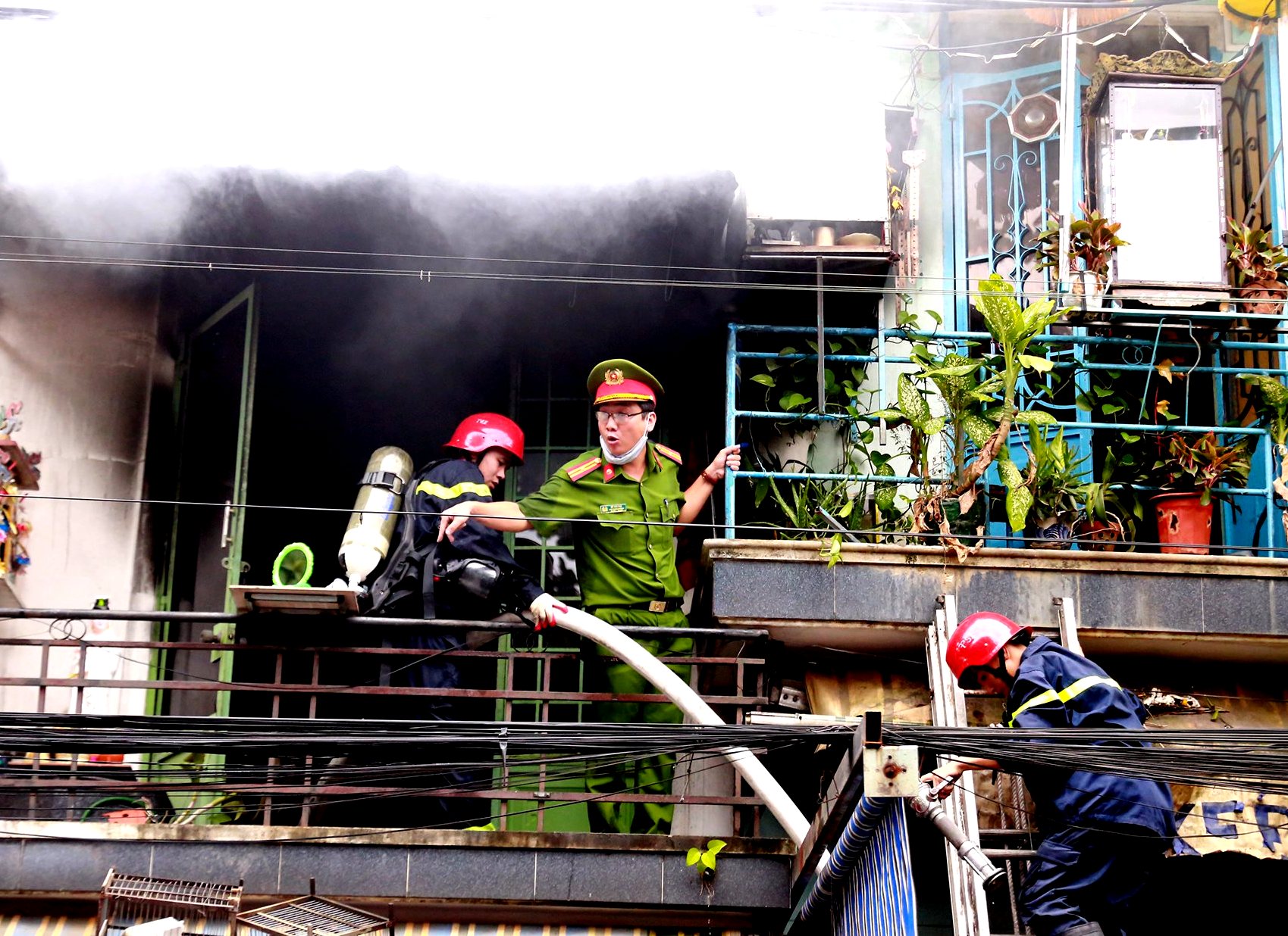 Kịp thời dập tắt đám cháy nhà dân