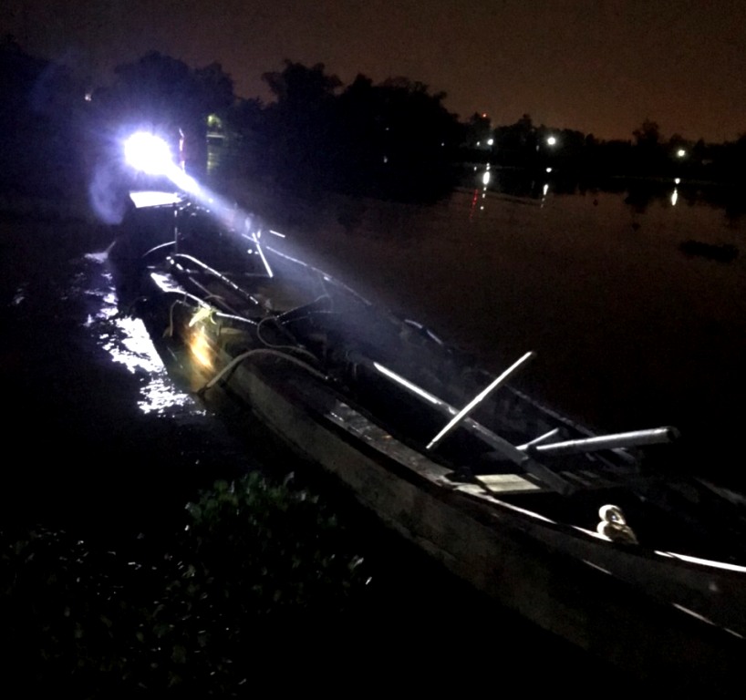 Liên tục phát hiện, bắt giữ nhiều đò lén lút khai thác cát trái phép trên sông