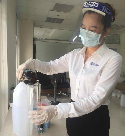 Công ty Điện lực pha chế thành công dung dịch rửa tay sát khuẩn