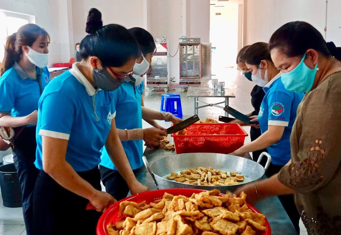 Giáo viên Hương Thủy “tranh nhau” đứng bếp