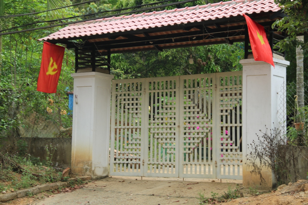 Nhiều hộ dân A Lưới đóng cửa, hạn chế ra đường