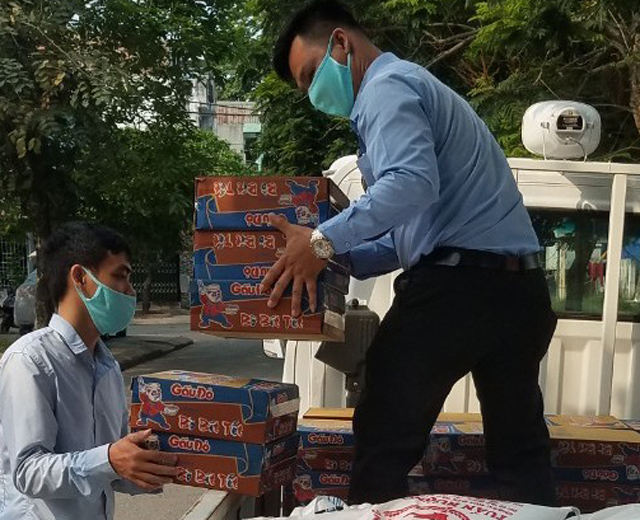 Hỗ trợ 7 tạ gạo và 70 thùng mì tôm cho hộ nghèo và gia đình khó khăn