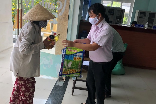 Trao gần 800 suất quà và 8 tấn gạo cho các đối tượng bị ảnh hưởng do dịch COVID-19