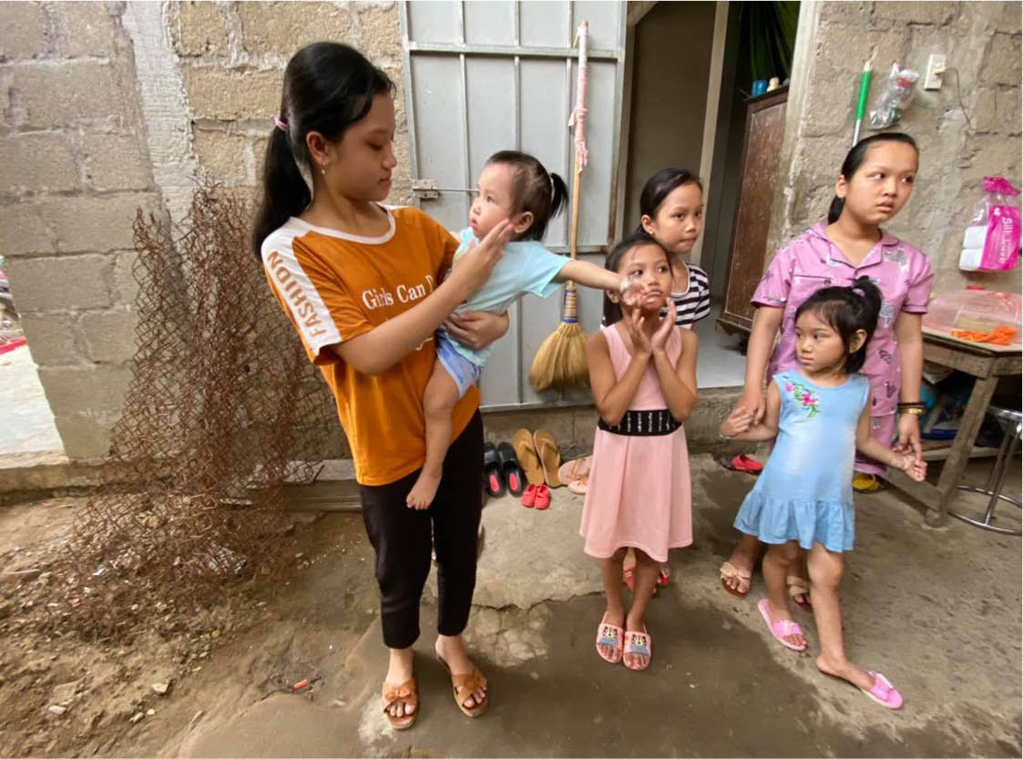 Người cha bệnh tật và 6 đứa trẻ