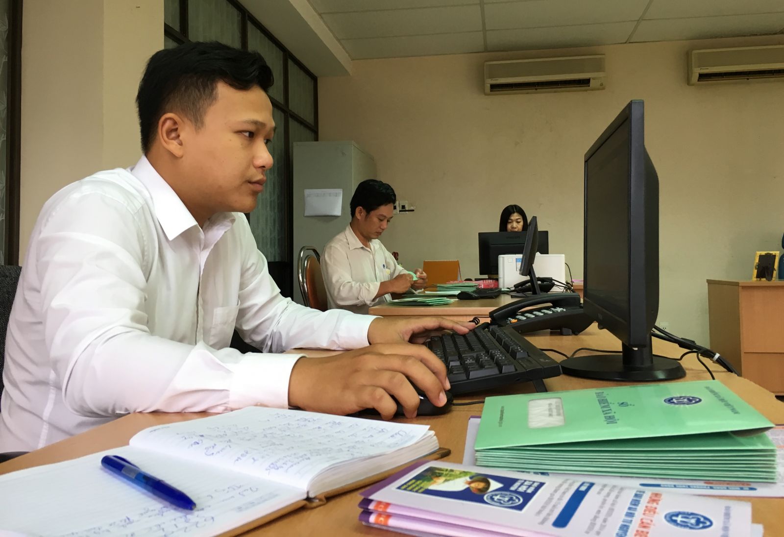 Trang bị bảo hộ cho nhân viên bưu điện khi chi trả lương hưu tại nhà